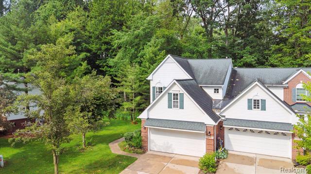 front view picture of 682 Chestnut Dr, Wixom, MI. 48393