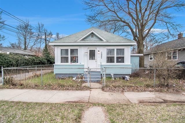 front view picture of 1527 Madison Street, Muskegon, MI. 49442