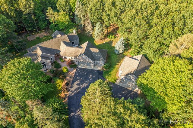 front view picture of 2260 Sprucewood Court Ne, Belmont, MI. 49306