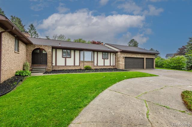 front view picture of 59663 Pettengill Dr, New Hudson, MI. 48165