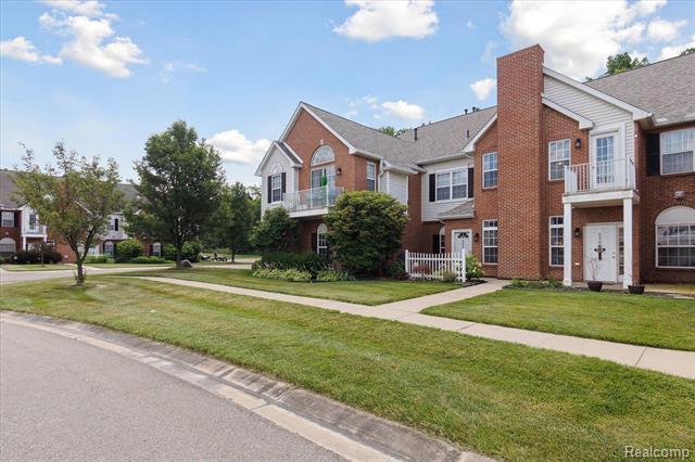 front view picture of 552 Olde English Circle, Howell, MI. 48855