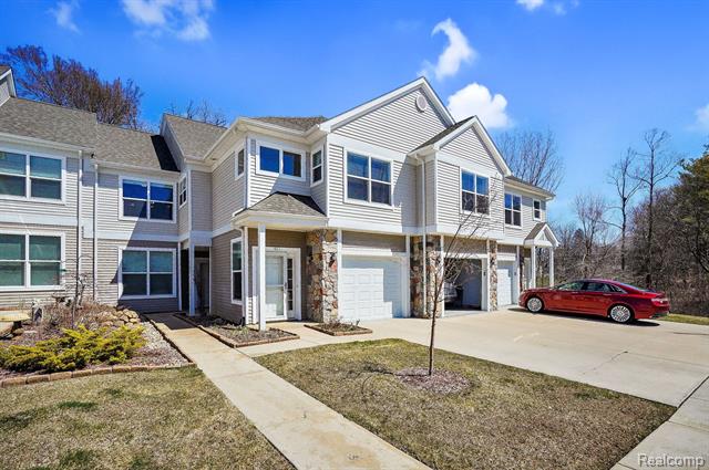 front view picture of 611 Pebblestone Lane, Chelsea, MI. 48118