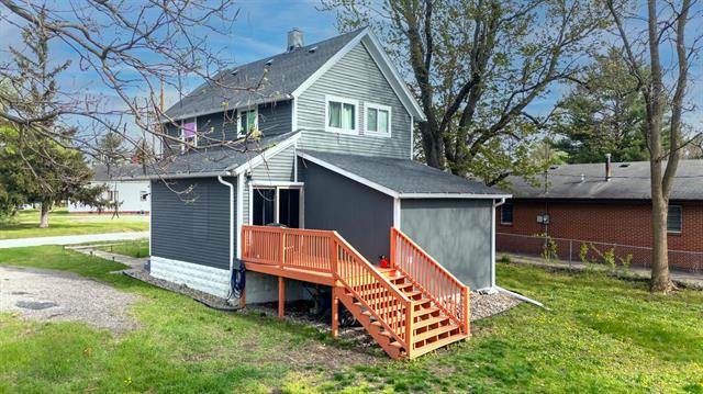 front view picture of 104 S Lowe Street, Dowagiac, MI. 49047