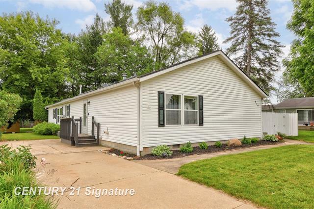 front view picture of 319 S Madison, Perry, MI. 48872