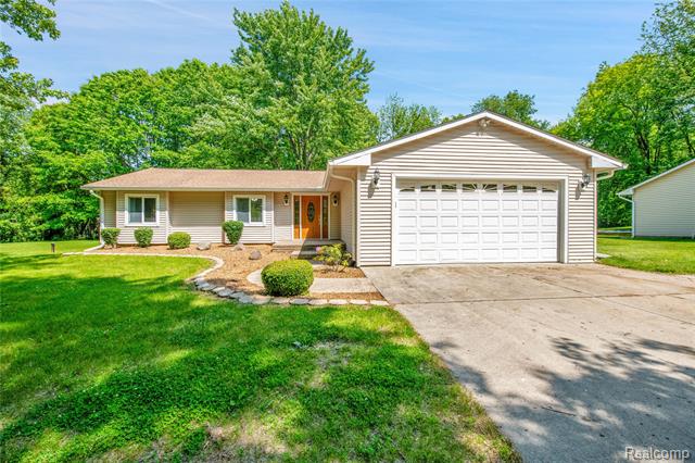 front view picture of 30946 Fortune Trl, Milford, MI. 48381