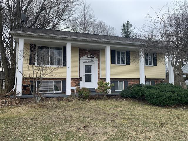 front view picture of 1979 Teaneck Cir, Wixom, MI. 48393