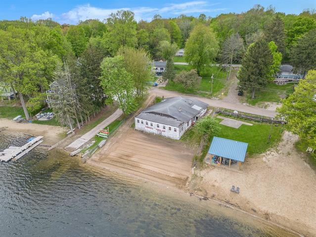 front view picture of 15721 Lakeview Drive, Buchanan, MI. 49107