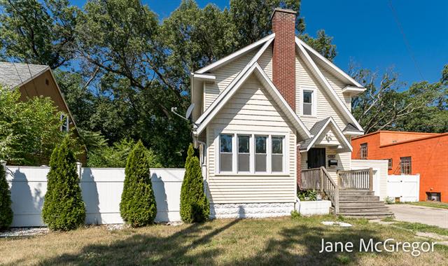 front view picture of 3305 Peck Street, Muskegon, MI. 49444