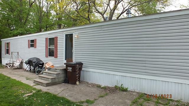 front view picture of 216 Ponderosa, Belleville, MI. 48111