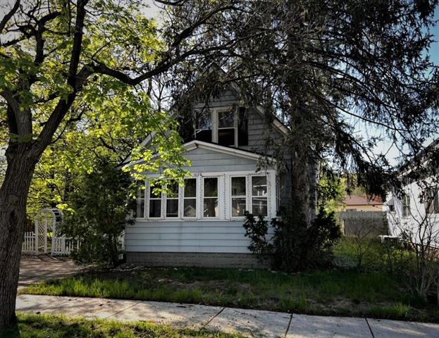 front view picture of 1029 Woodrow Avenue Nw, Grand Rapids, MI. 49504