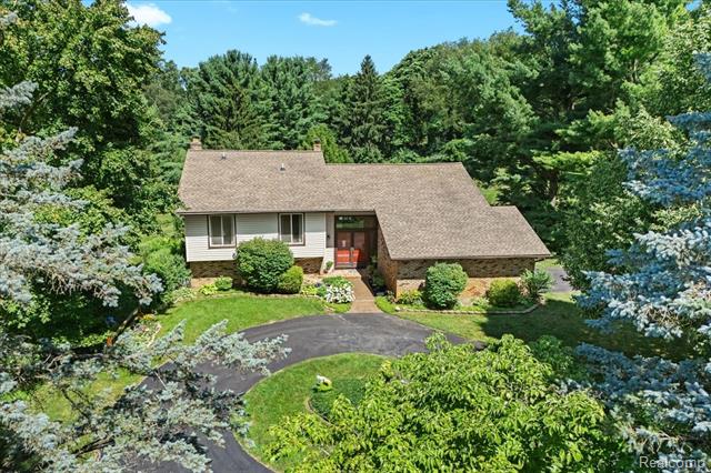 front view picture of 3862 Saddle Ln, Milford, MI. 48381