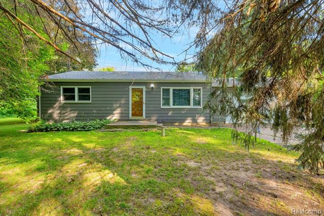 front view picture of 16075 Crest Drive, Linden, MI. 48451