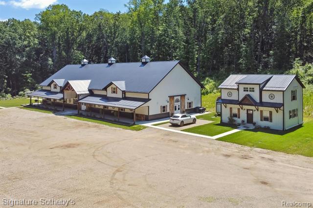 front view picture of 15165 Main Street, Buchanan, MI. 49107