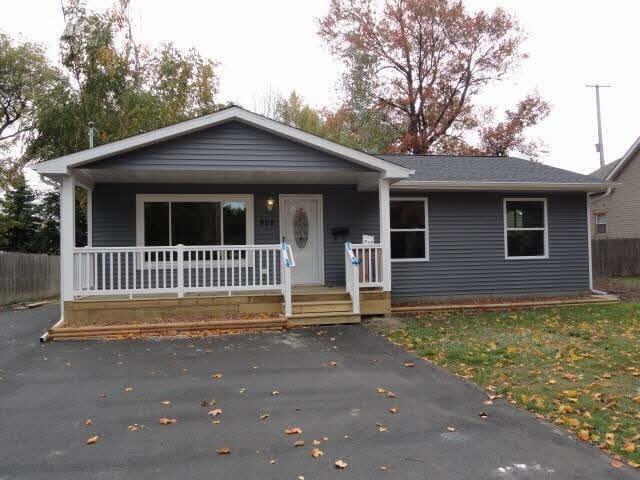 front view picture of 906 Main Street, Fenton, MI. 48430