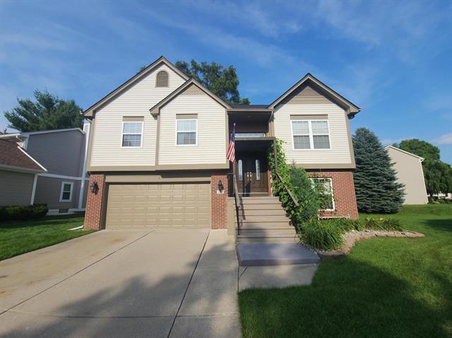 front view picture of 1384 Pond View Ct, Wixom, MI. 48393