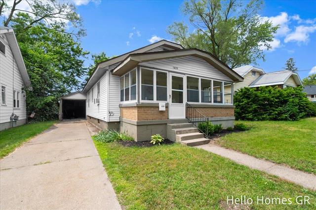front view picture of 1835 Thelma Avenue Se, Grand Rapids, MI. 49507