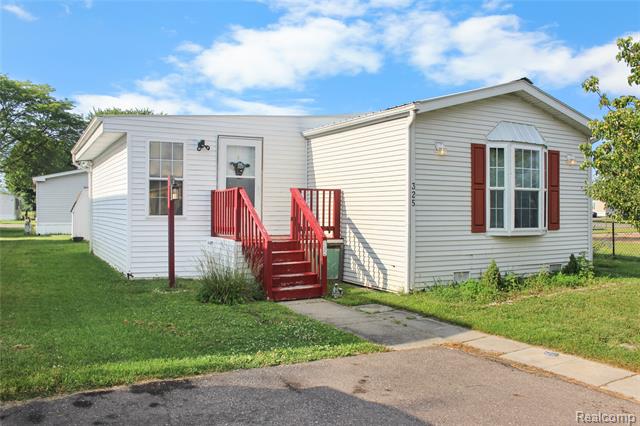 front view picture of 325 Yorkshire, Newport, MI. 48166