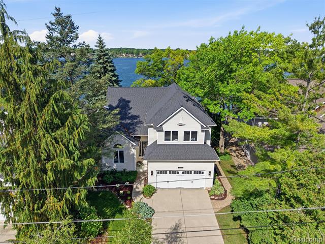 front view picture of 12224 Mantawauka Drive, Fenton, MI. 48430