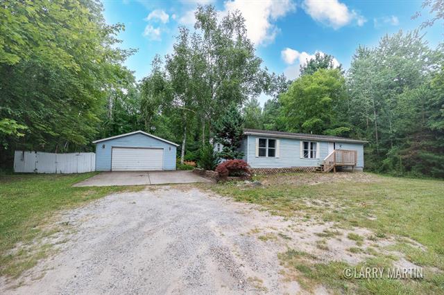 front view picture of 17424 Hickory Street, Spring Lake, MI. 49456