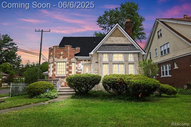 front view picture of 294 Riverside Drive, Detroit, MI. 48215