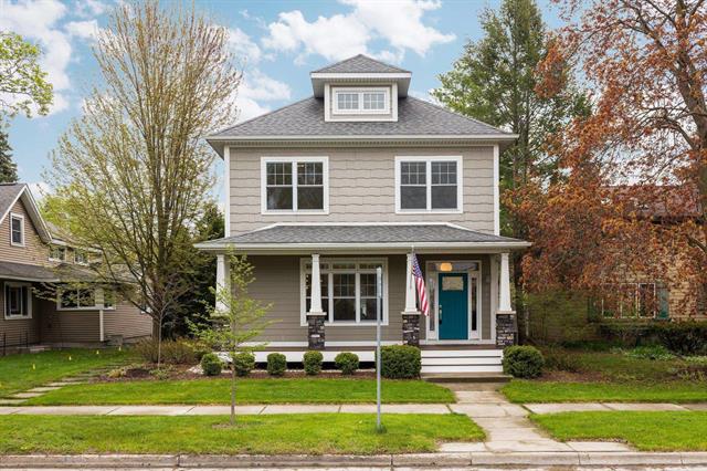 front view picture of 215 S Elmwood Avenue, Traverse City, MI. 49684