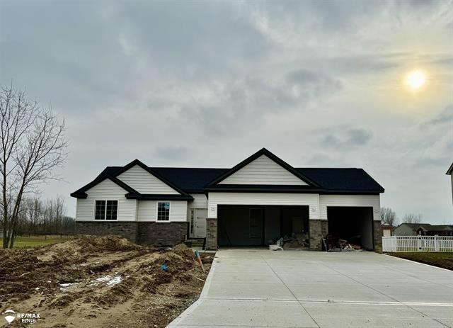 front view picture of 1419 Woodlake, Grand Blanc, MI. 48439