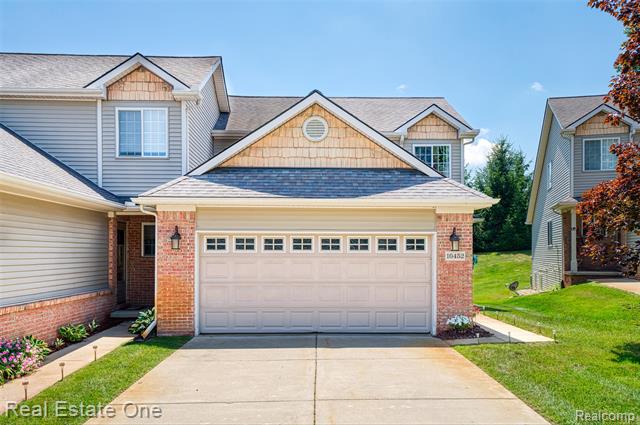 front view picture of 10452 Fawn Ridge Trail, Hartland, MI. 48353
