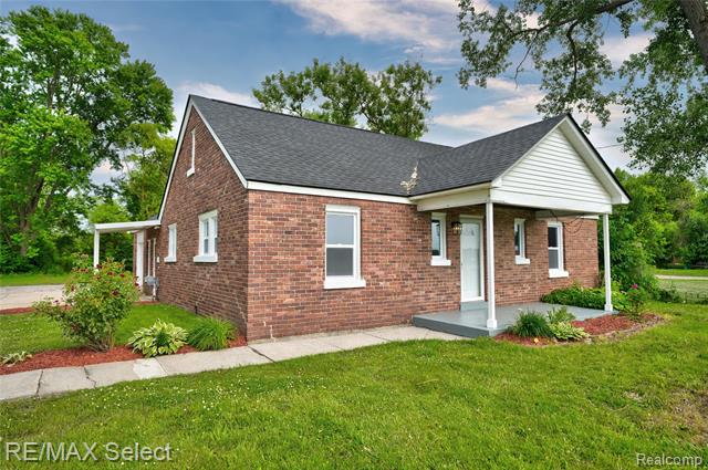 front view picture of 3933 East Street, Saginaw, MI. 48601