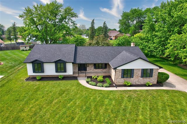 front view picture of 507 Charing Cross Drive, Grand Blanc, MI. 48439