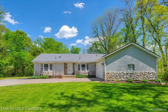 front view picture of 3151 Old Plank Rd, Milford, MI. 48381