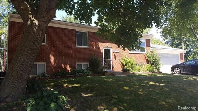 front view picture of 340 Penny Lake Rd, Walled Lake, MI. 48390