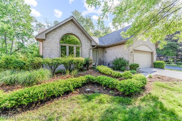 front view picture of 6830 Heron Point, West Bloomfield, MI. 48323
