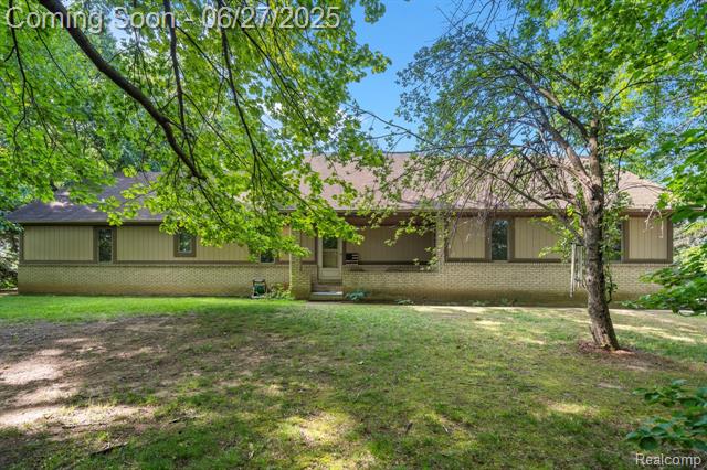 front view picture of 1500 Rustic Ln, Walled Lake, MI. 48390