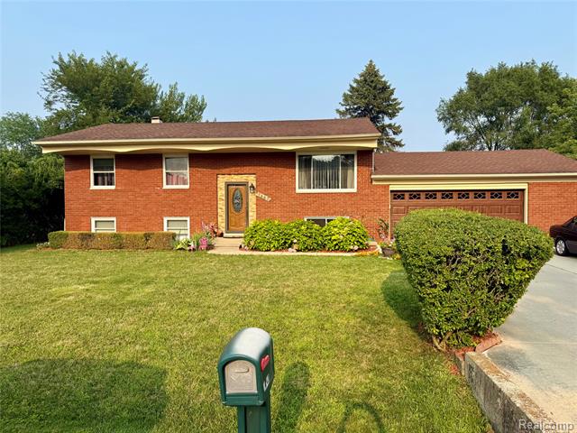 front view picture of 1442 Sunset Dr, Walled Lake, MI. 48390