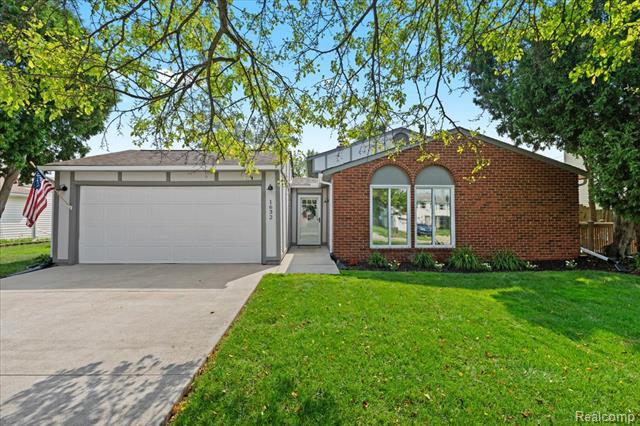 front view picture of 1632 Windingway Dr, Wixom, MI. 48393
