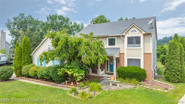 front view picture of 1971 Devonshire Dr, Wixom, MI. 48393