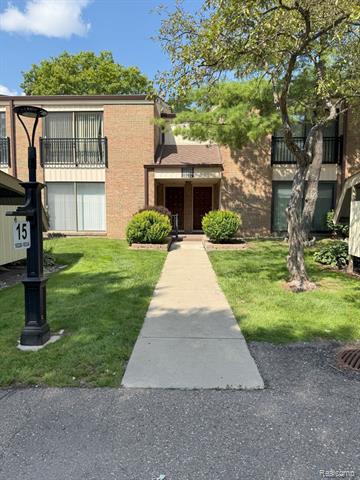 front view picture of 18334 University Park Drive, Livonia, MI. 48152