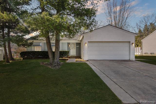 front view picture of 3649 Barberry Cir, Wixom, MI. 48393