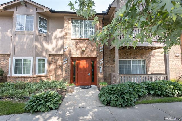 front view picture of 30528 Oakridge Manor Drive, Roseville, MI. 48066