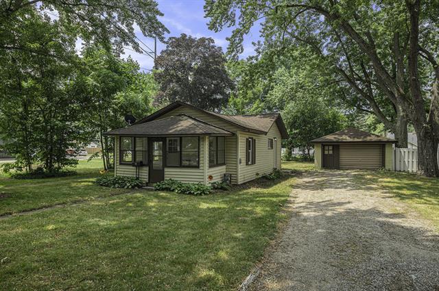 front view picture of 717 S Hooker Avenue, Three Rivers, MI. 49093