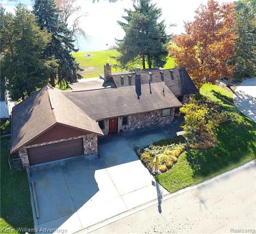 front view picture of 2739 Lakeridge Ave, Wixom, MI. 48393