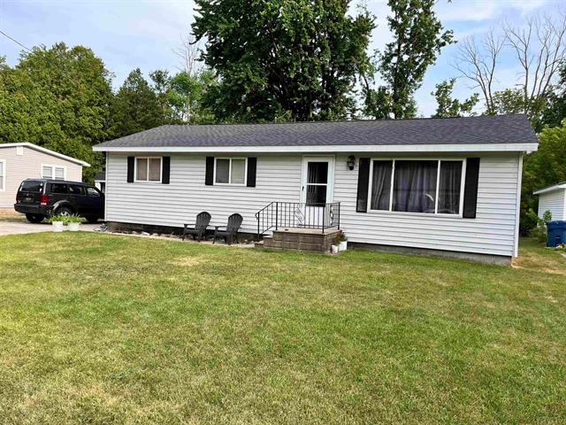 front view picture of 318 E North Street, Standish, MI. 48658