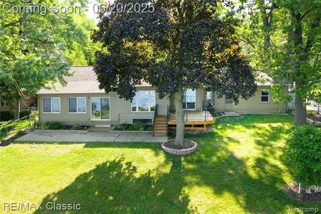 front view picture of 1861 Ladd Rd, Walled Lake, MI. 48390