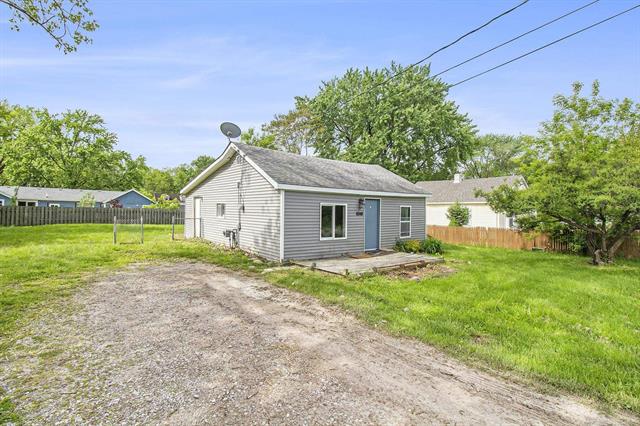front view picture of 6048 Pearl Street, Burton, MI. 48509