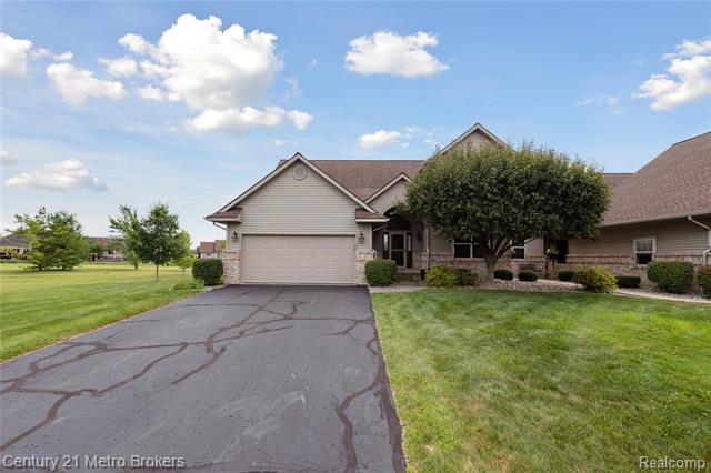 front view picture of 2318 Crossings Circle, Davison, MI. 48423