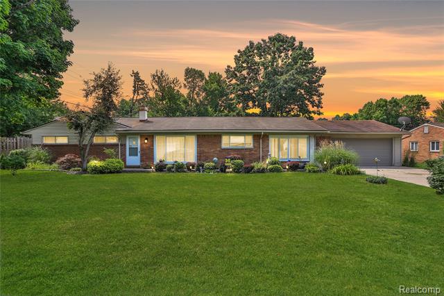front view picture of 1766 Ashstan Dr, Walled Lake, MI. 48390