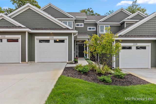 front view picture of 2330 Watertown Way Ne, Grand Rapids, MI. 49505