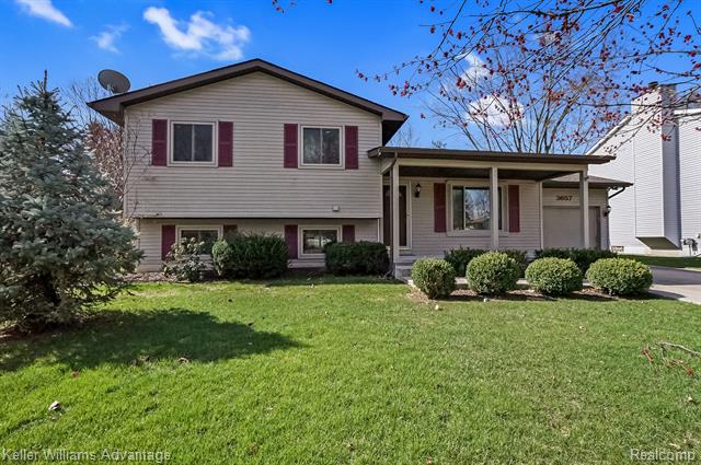 front view picture of 3657 Loon Lake Rd, Wixom, MI. 48393