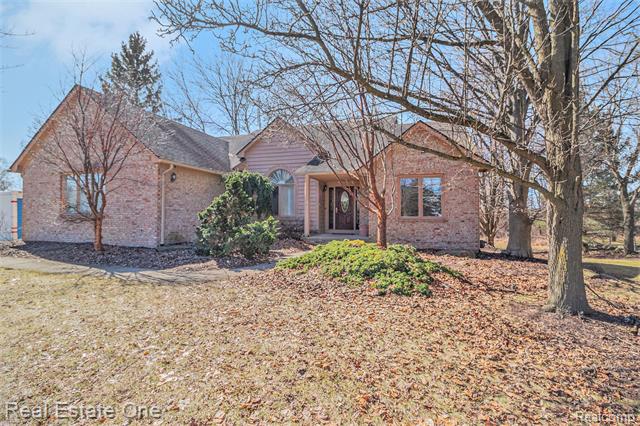 front view picture of 2434 Bridle Trl, Milford, MI. 48381