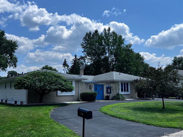 front view picture of 2050 Bogie Dr, Wixom, MI. 48393